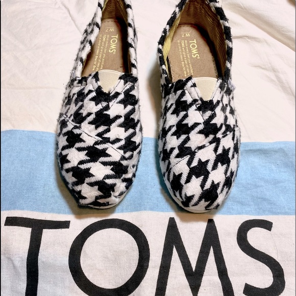 ♥️ BRAND NEW TOMS SHOES ♥️.ONE FOR ONE . SOFT AND LIGHTWEIGHT ❤️ - Picture 1 of 10